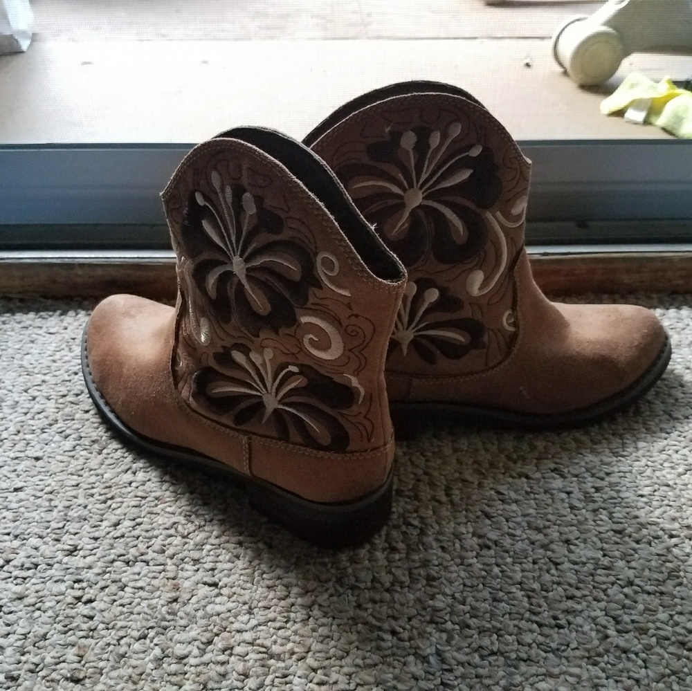 Black and brown scallop round toe ropers